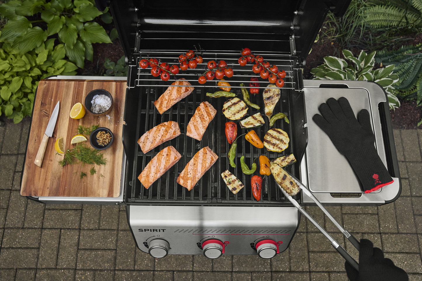 Spirit E-435 Black Barbeque LPG with side burner